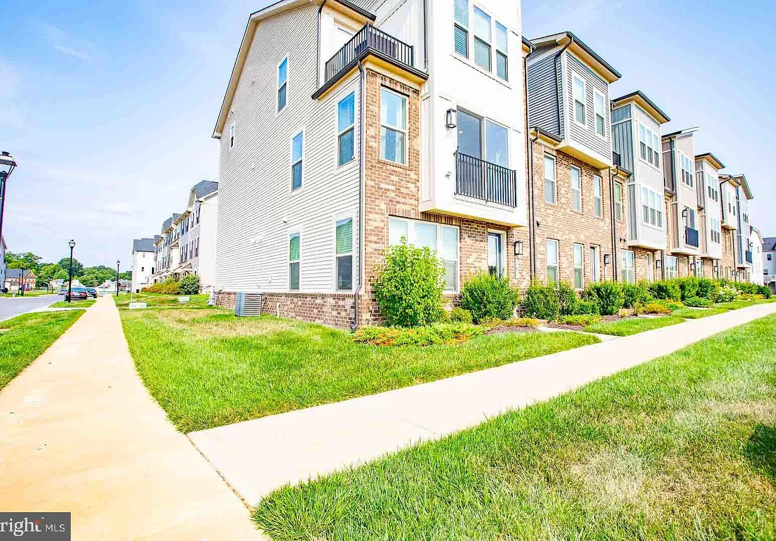 3 bed, 4.0 bath, 2896 sqft, $3,495 — Photo 2