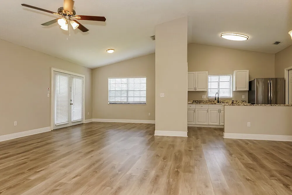 3 bed, 2.0 bath, 1293 sqft, $2,045 — Photo 4