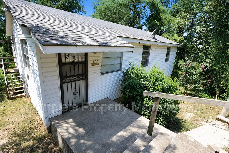 3 bed, 2.0 bath, 1800 sqft, $1,350 — Photo 1