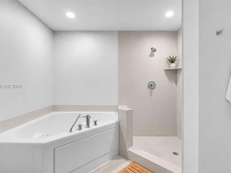 3029 NE 188th St #822 — Photo 16