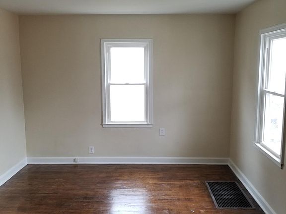 2nd image of 1108 W Delaware St
