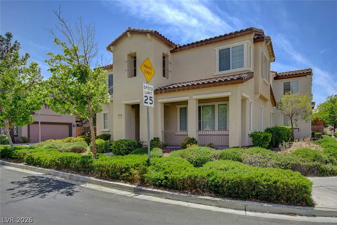 3 bed, 2.5 bath, 1942 sqft, $2,495 — Photo 2