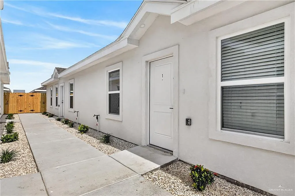 3 bed, 2.0 bath, 1040 sqft, $1,350 — Photo 2