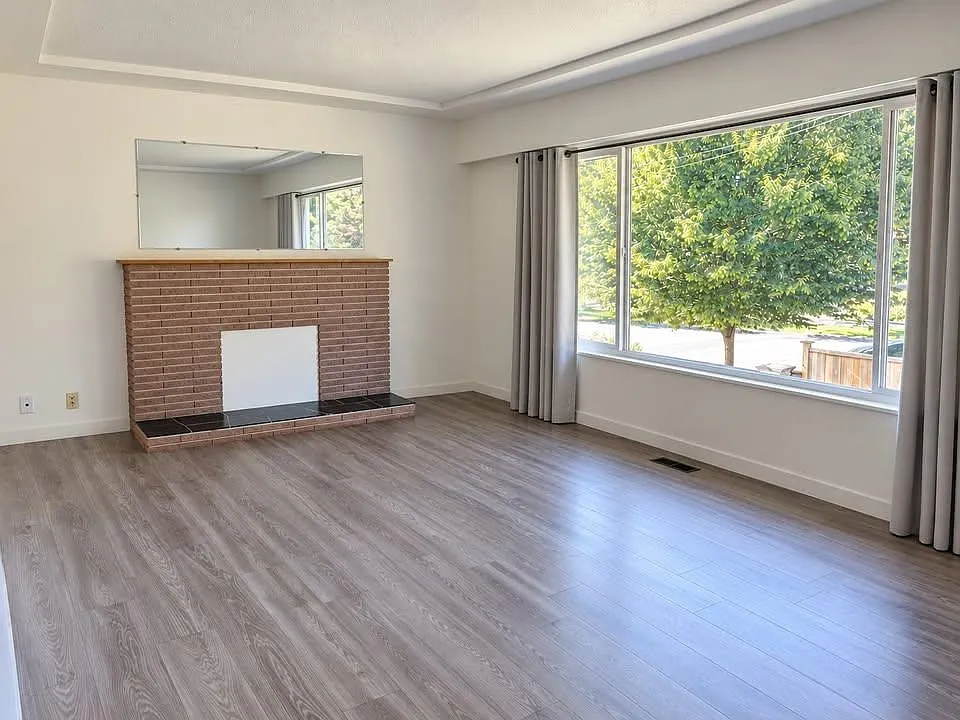 4 bed, 2200 sqft, $4,200 — Photo 2