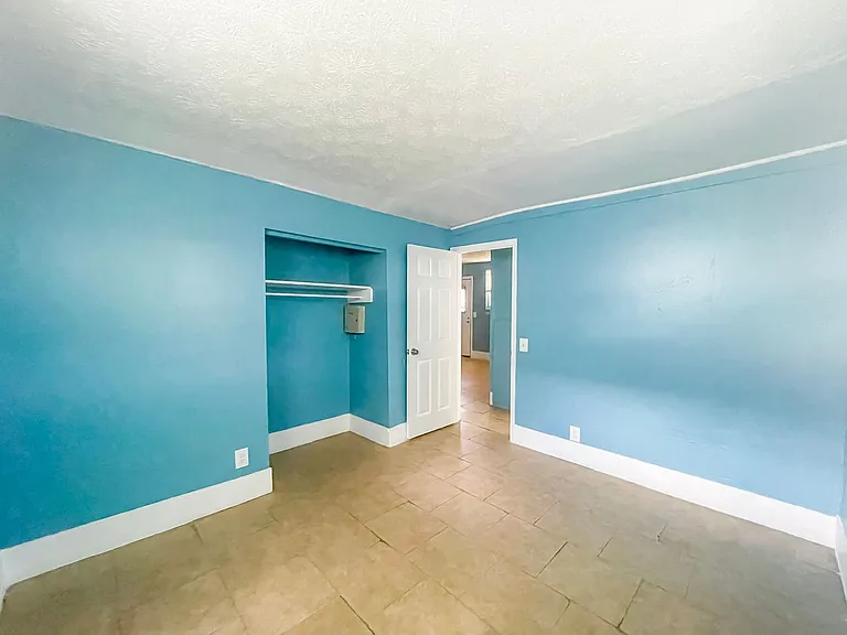725-735 745 #916 — Photo 2
