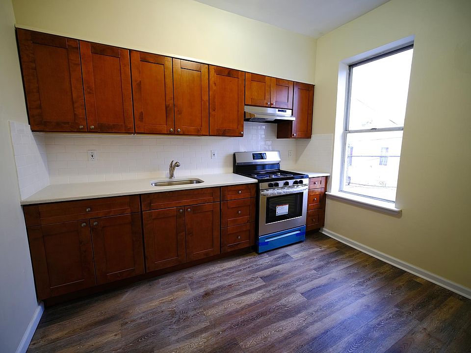 1st image of 10 Avenue