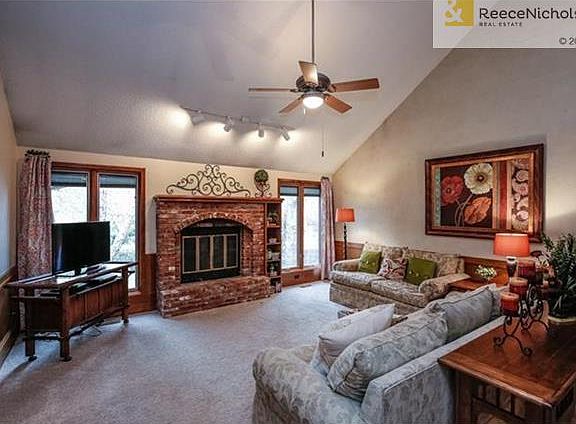Great Room w/Vaulted Ceiling!