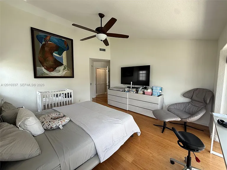 1070 Capistrano — Photo 43