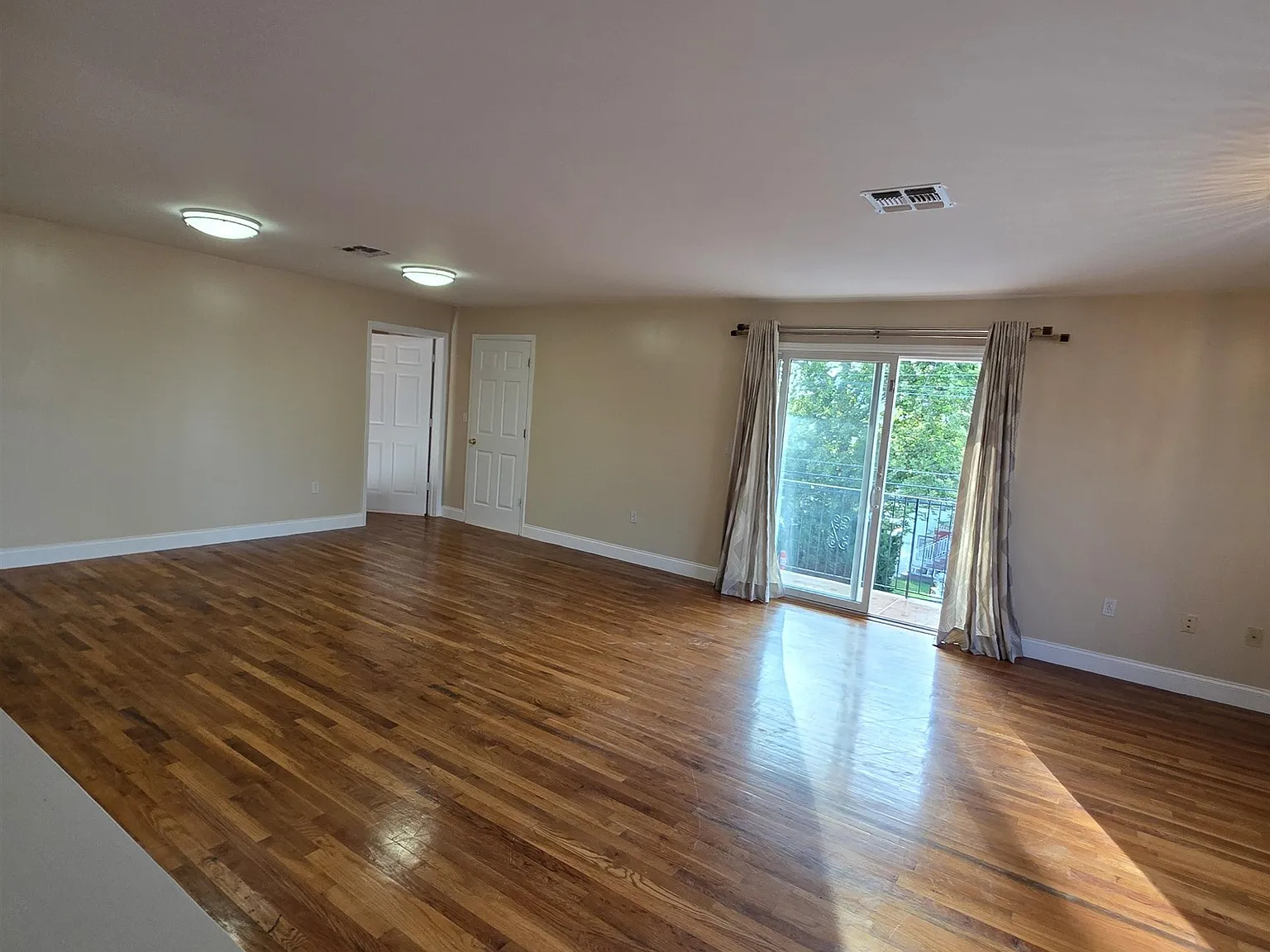 3 bed, 2.0 bath, $3,250 — Photo 4
