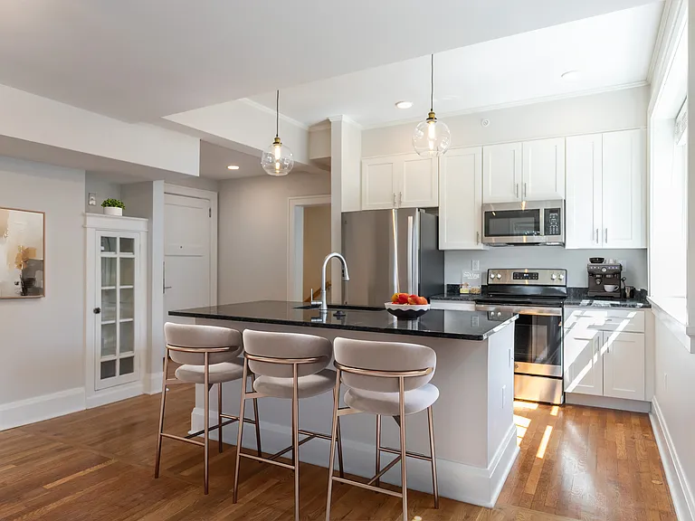 215 E Chestnut St #106 — Photo 2