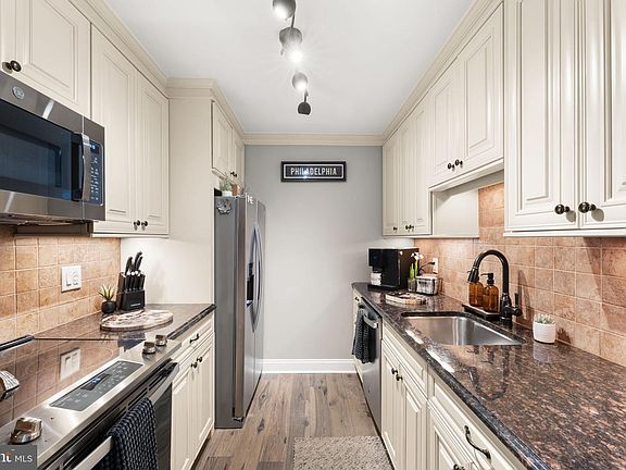 5th image of 1420 Locust St APT 29C