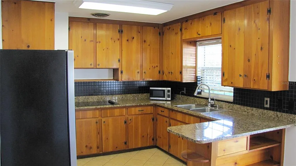 3 bed, 1.0 bath, 1050 sqft, $2,200 — Photo 2