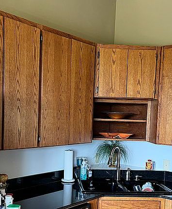 Mix of oak cabinetry/white 