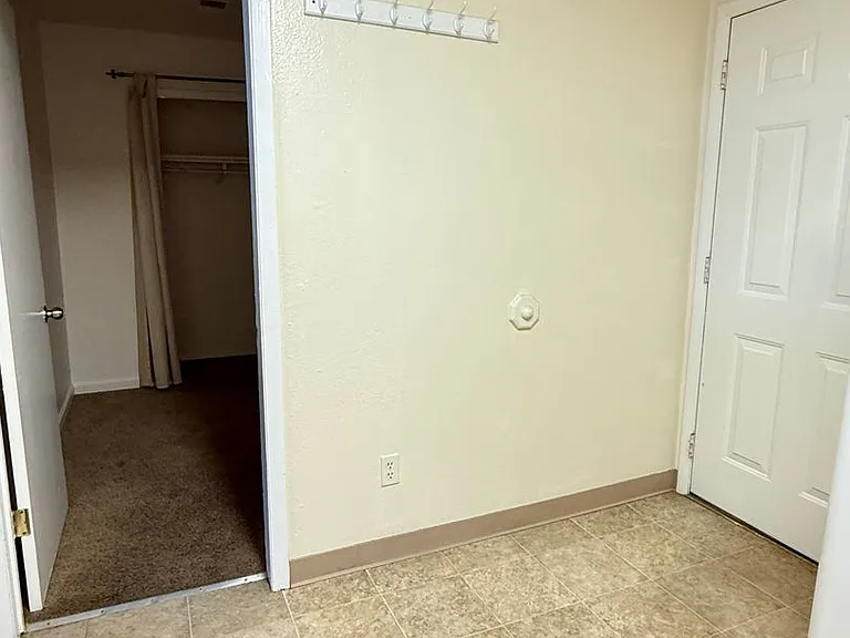 405-407 E Simpson St #1G — Photo 4