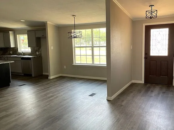 801 E Washington Ave, Iowa Park, TX 76367