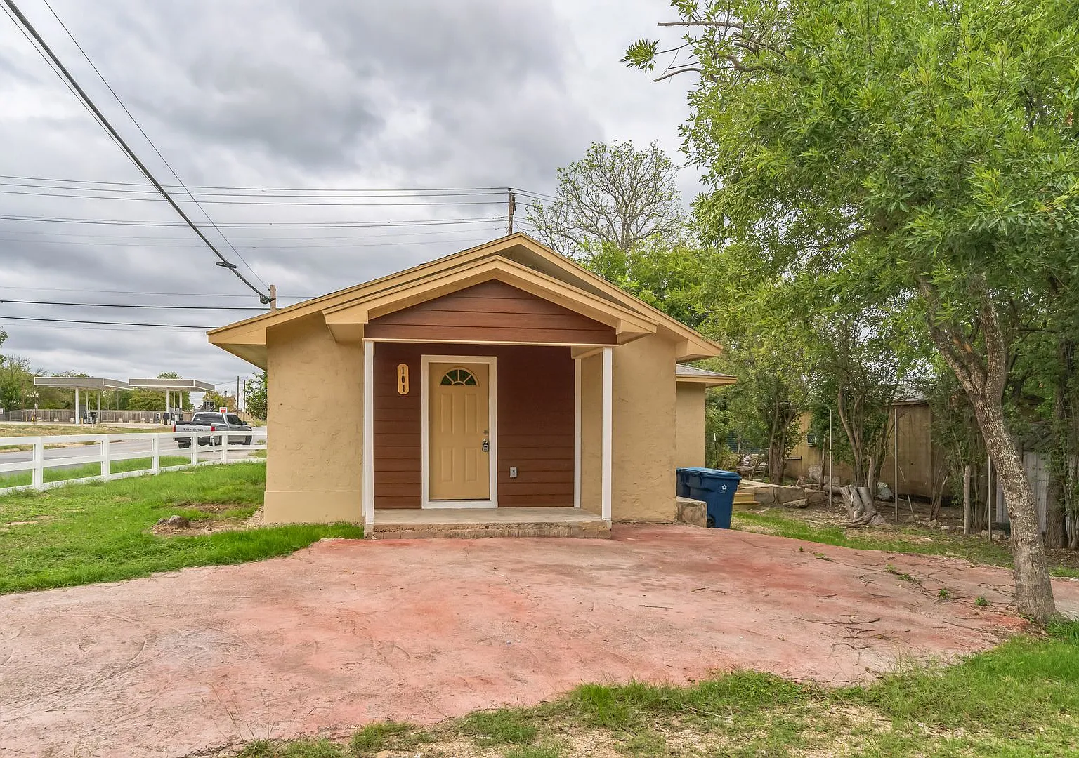 For Lease 2 Bedroom, 1 Bath Corner Home in Kerrville, TX — Photo 4