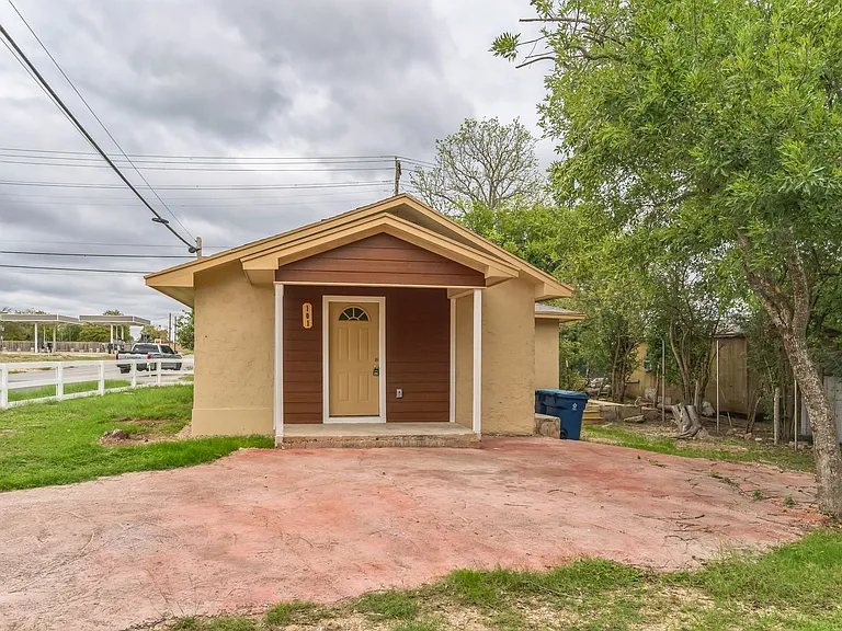 101 W Schreiner St — Photo 4