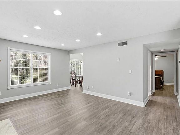 3rd image of 307 Glenleaf Dr
