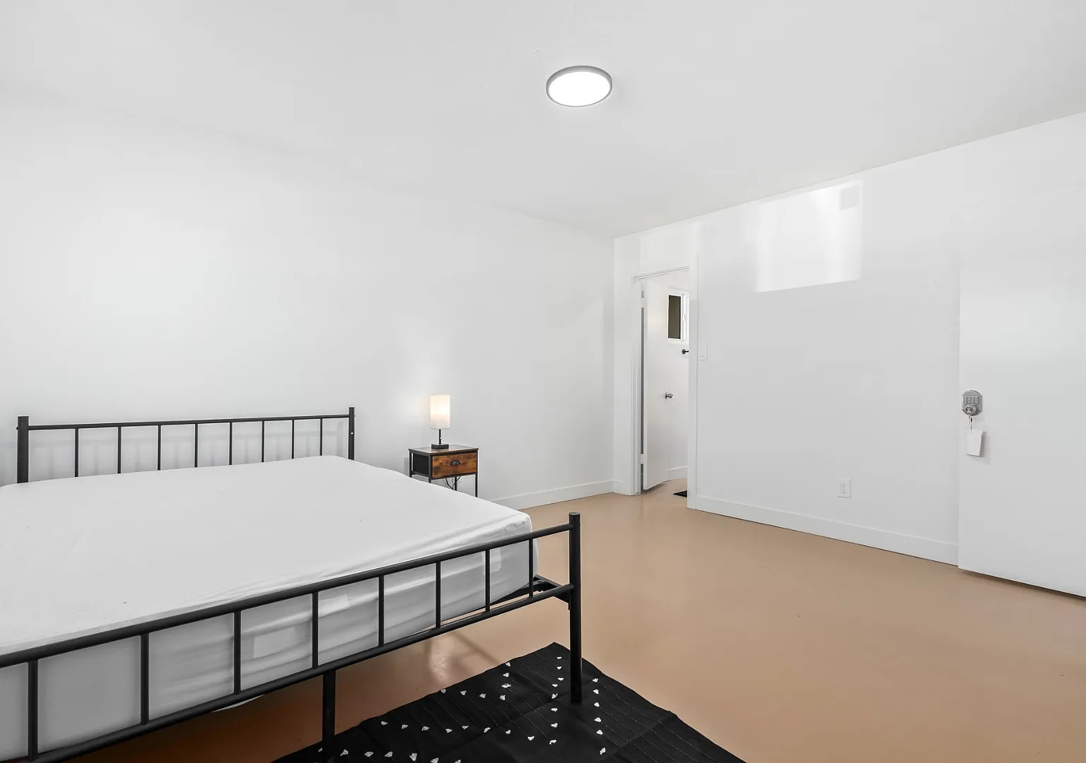 6201 W Indianola Ave - Room 1 — Photo 3