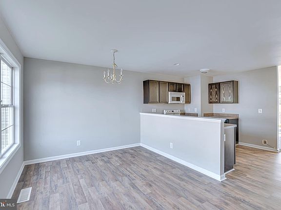 4th image of 33 Sanford Dr