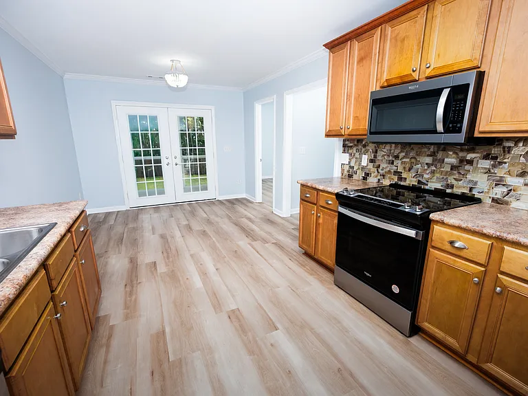 100 Lakeside Green Dr — Photo 12
