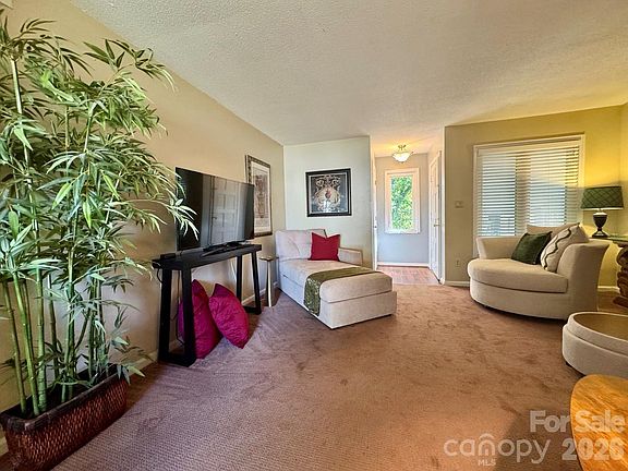 2nd image of 1905 Meadowlark Ln Unit 32