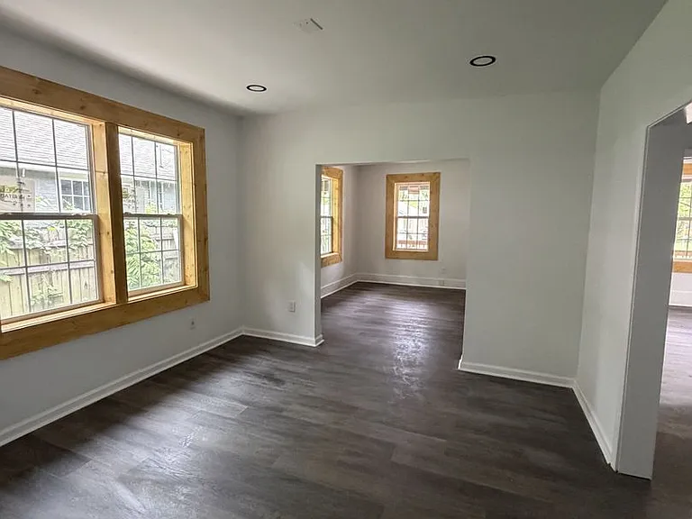 2577 Selman Ave — Photo 2