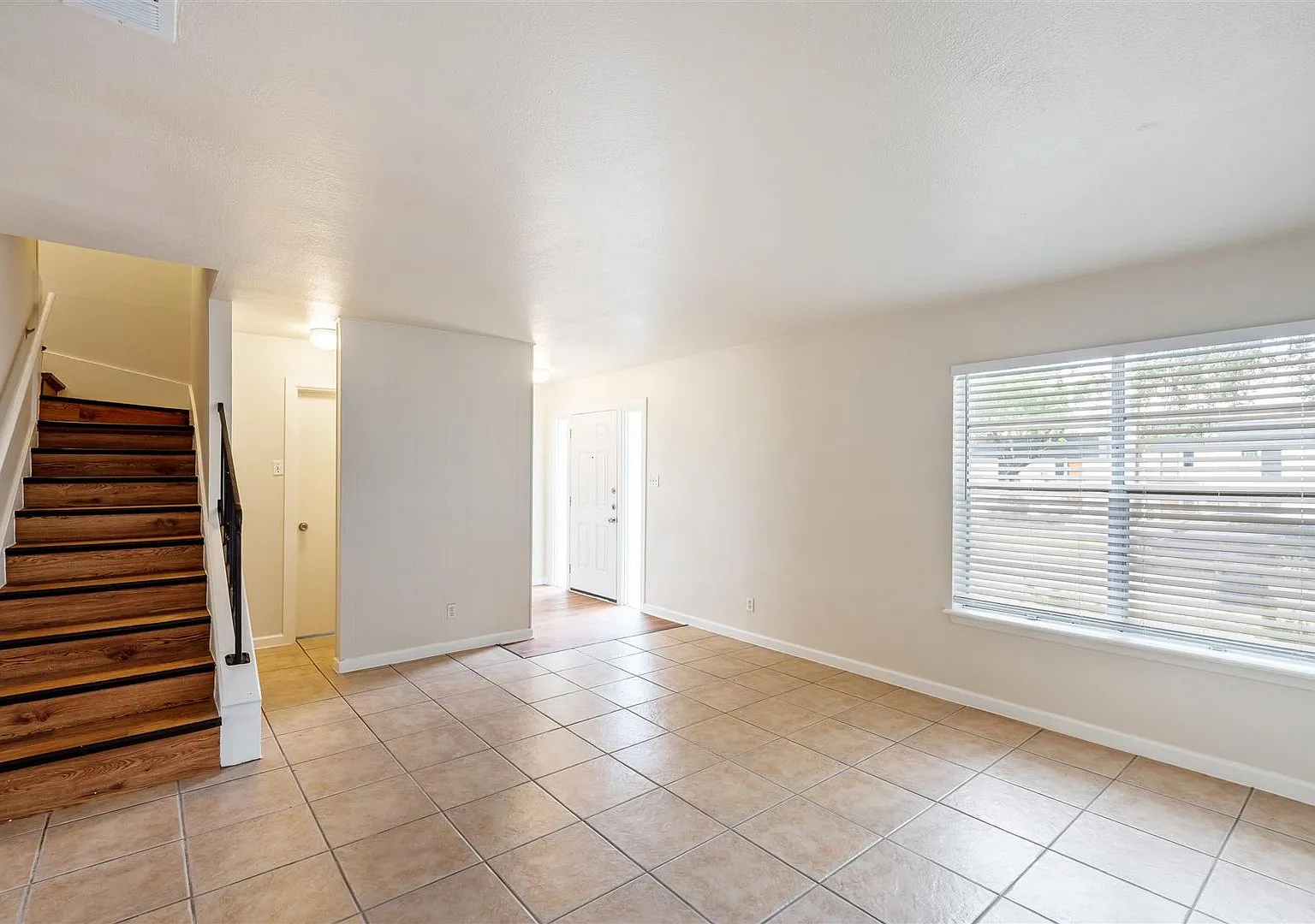 Remodeled townhouse - Available now! — Photo 3