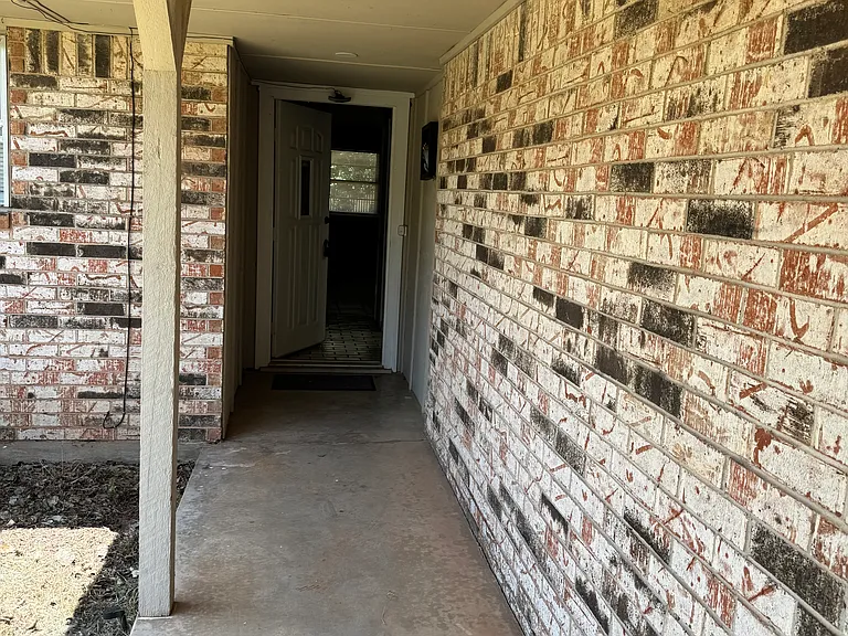 2305 Crystal Dr — Photo 2