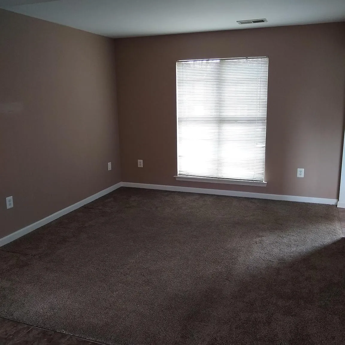 3 bed, 1.5 bath, 1056 sqft, $2,195 — Photo 2