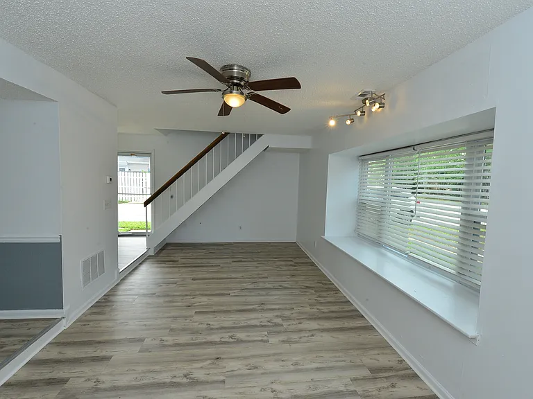 806 Jamestowne Dr — Photo 3