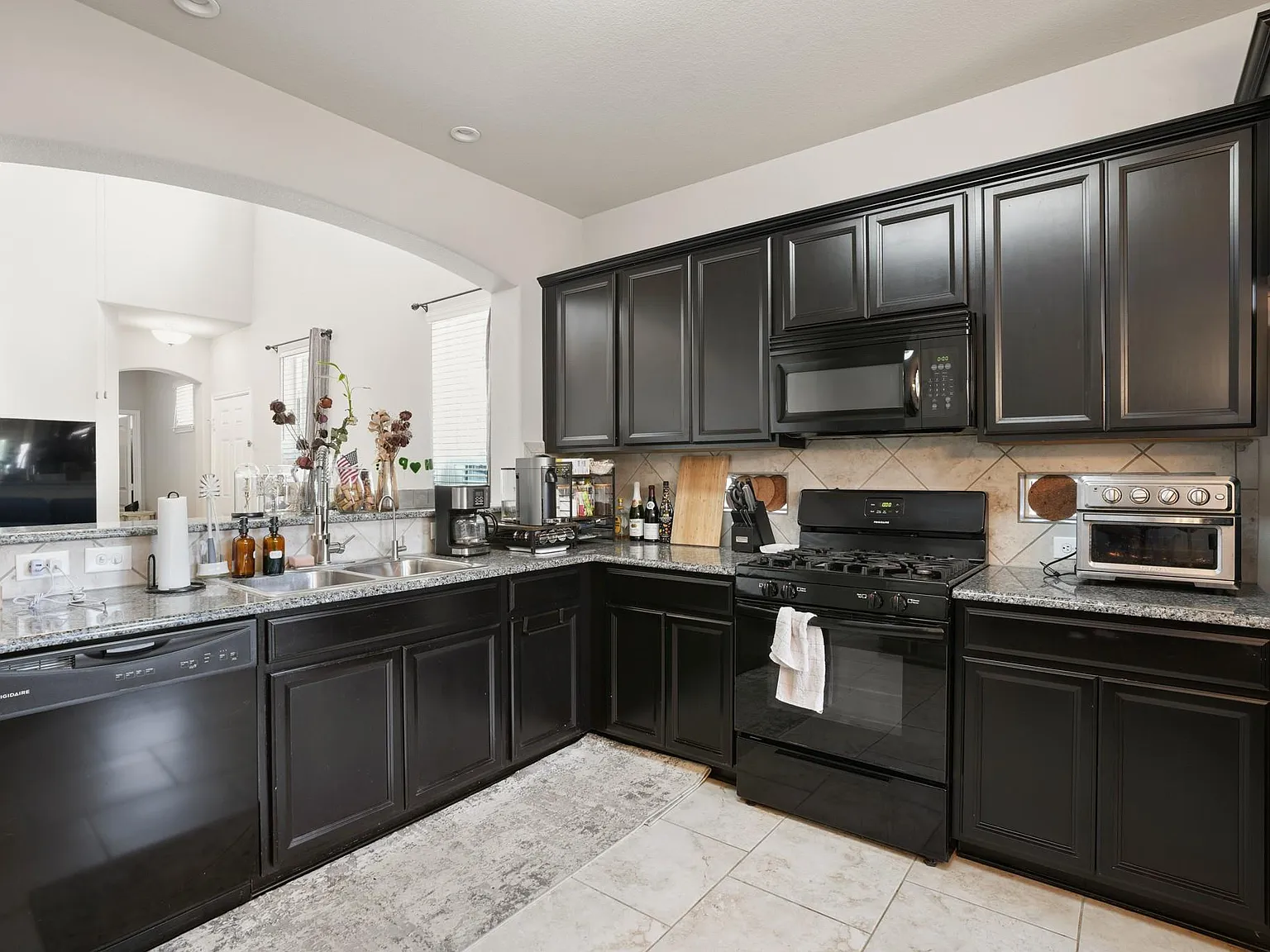 4 bed, 2.5 bath, 1956 sqft, $1,875 — Photo 3