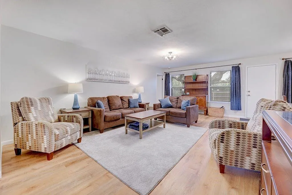 3 bed, 2.0 bath, 1586 sqft, $2,250 — Photo 3