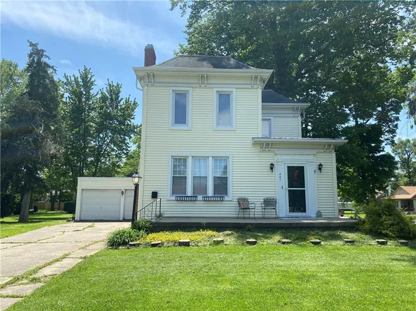 401 E 4th St, Pana, IL 62557