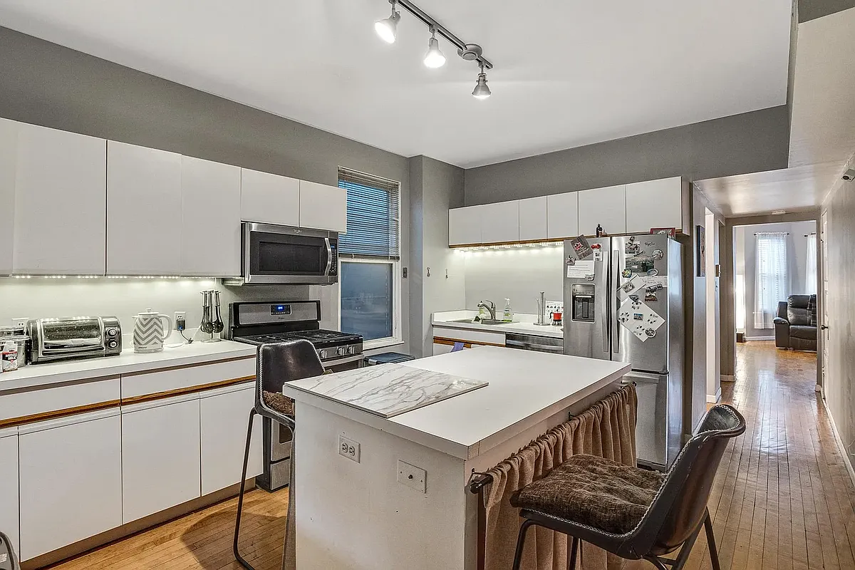 Building Photo - 2712 W Cortland St #2