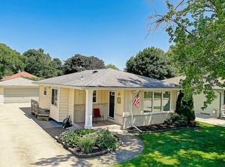 847 N Roosevelt Ave, Oconomowoc, WI 53066