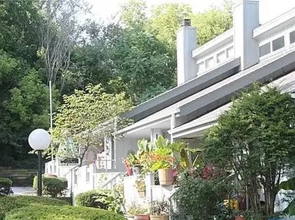 1011 W Maple Ave, Independence, MO 64050