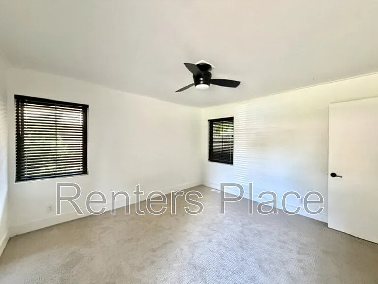2616 E 58th St S — Photo 23