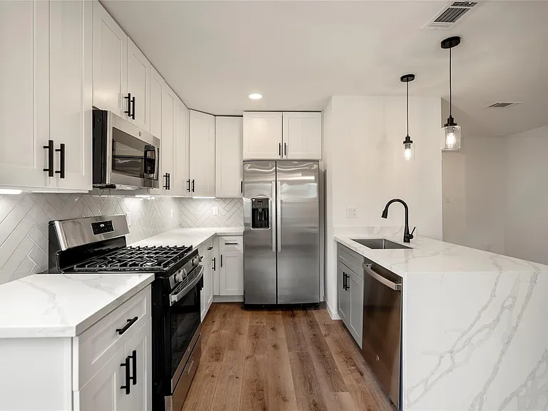 3923 Alsace St — Photo 7