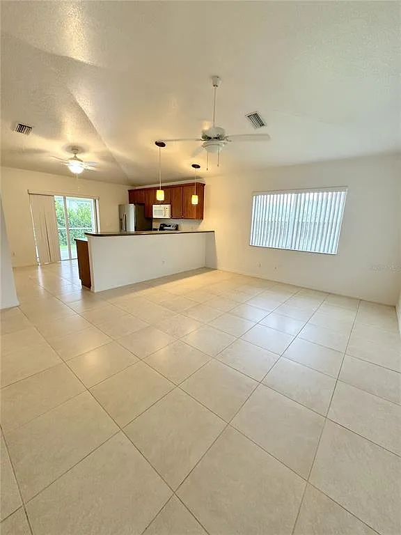 2 bed, 2.0 bath, 974 sqft, $1,425 — Photo 3