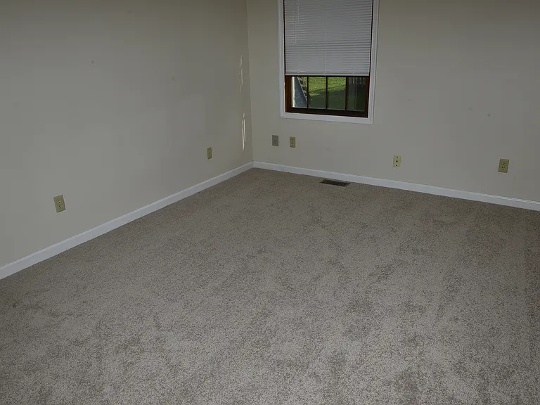 Second (Middle) Bedroom