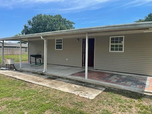 8004 Versailles St — Photo 12