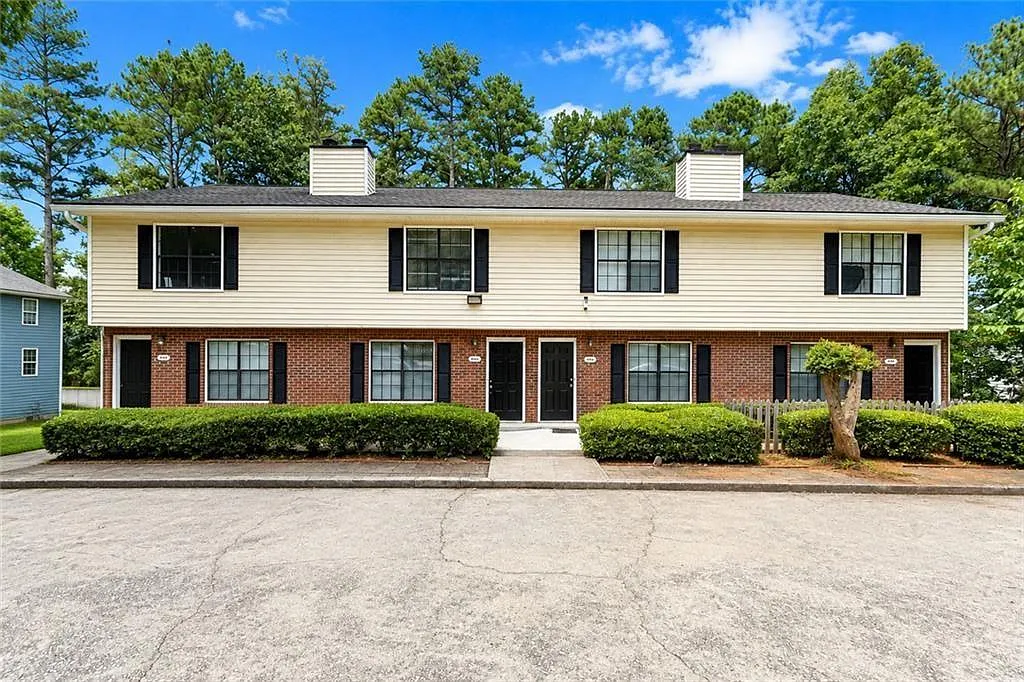 3 bed, 2.5 bath, 1600 sqft, $2,100 — Photo 2