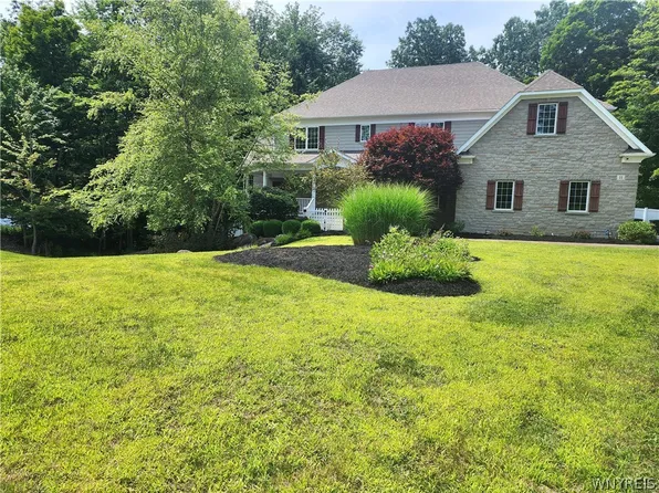 11 Highbrook Ct, Orchard Park, NY 14127