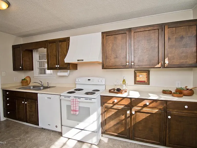 614 W Broad St — Photo 3