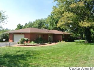 6 Forest Hill Dr, Jacksonville, IL 62650