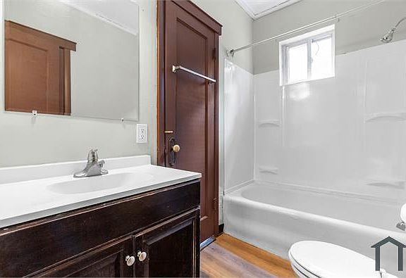 5th image of 3847 Iowa Ave #2