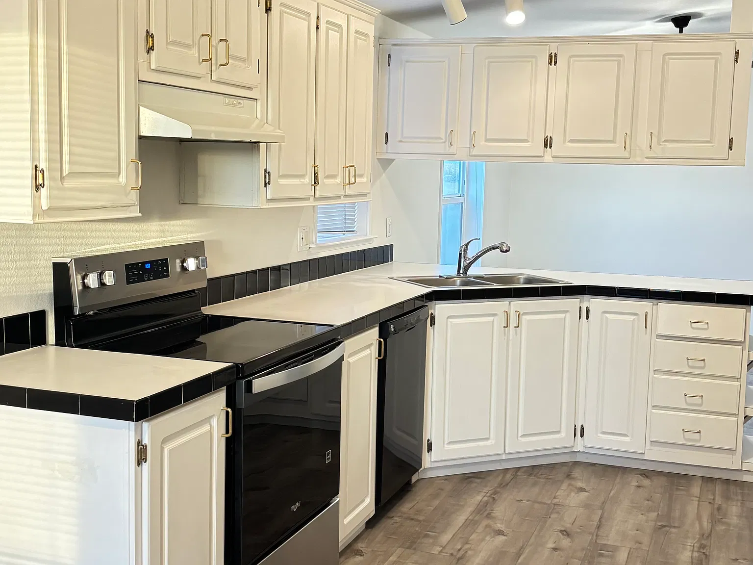3 bed, 2200 sqft, $2,000 — Photo 2