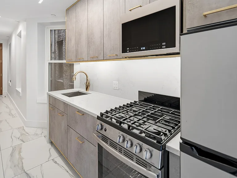 152 Boerum St #2L — Photo 5