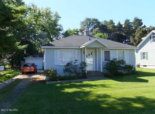 526 Grandview Ave, Spring Lake, MI 49456